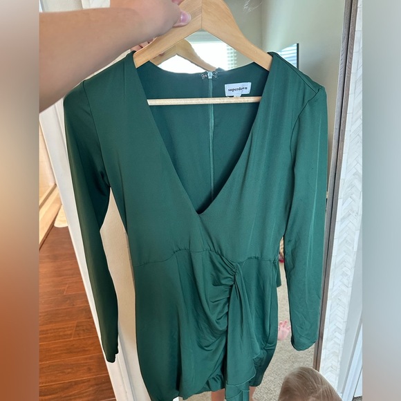 Superdown REVOLVE  Martyna Deep V Dress in Emeral - Picture 4 of 7